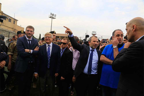 Gebran Bassil acompañado de diplomáticos extranjeros Diplomáticos extranjeros comprueban “in situ” las mentiras de Netanyahu